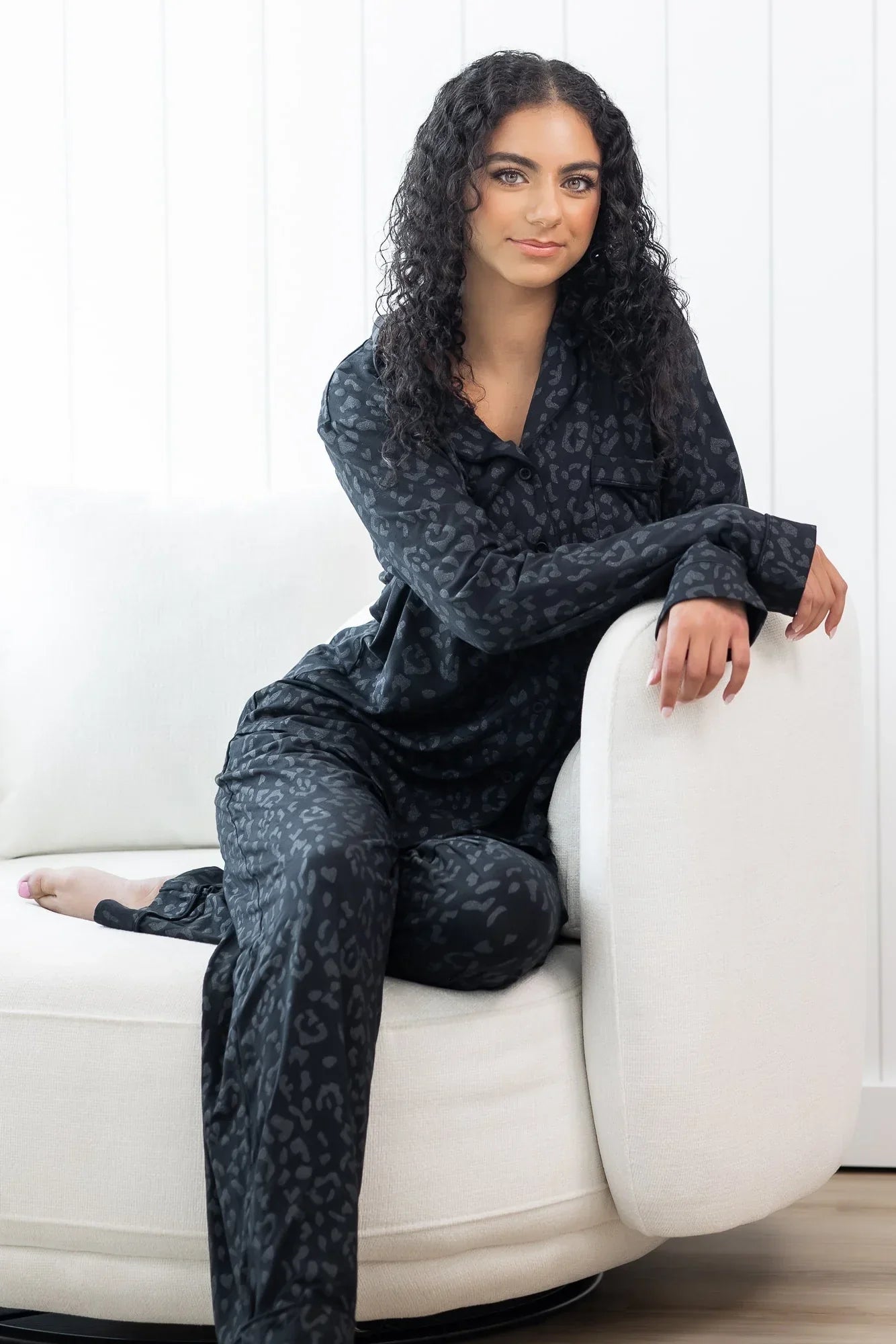 Long-Sleeved Women's Pajama Set in Midnight Leopard