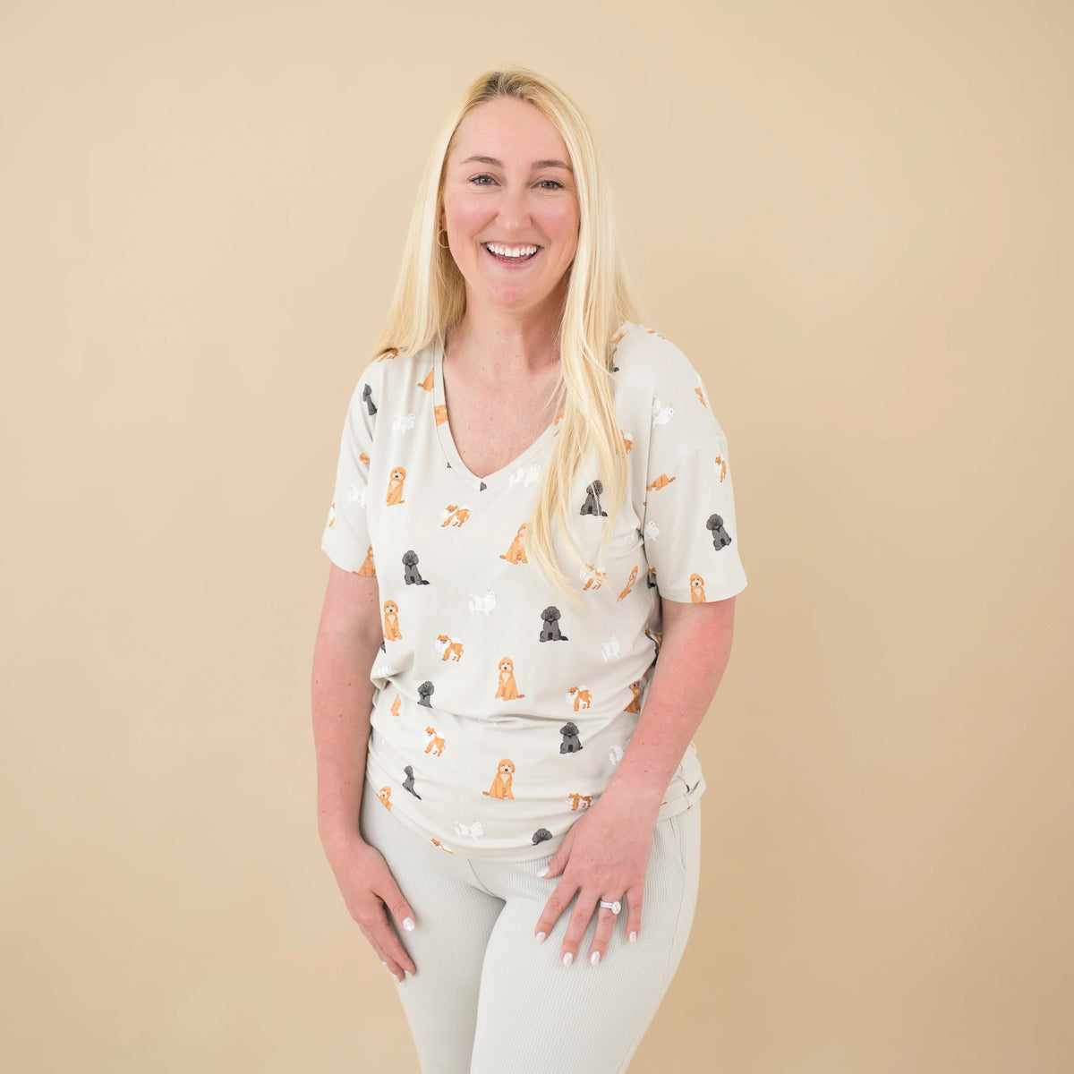 Women’s Relaxed Fit V-Neck in Fluffy Dog