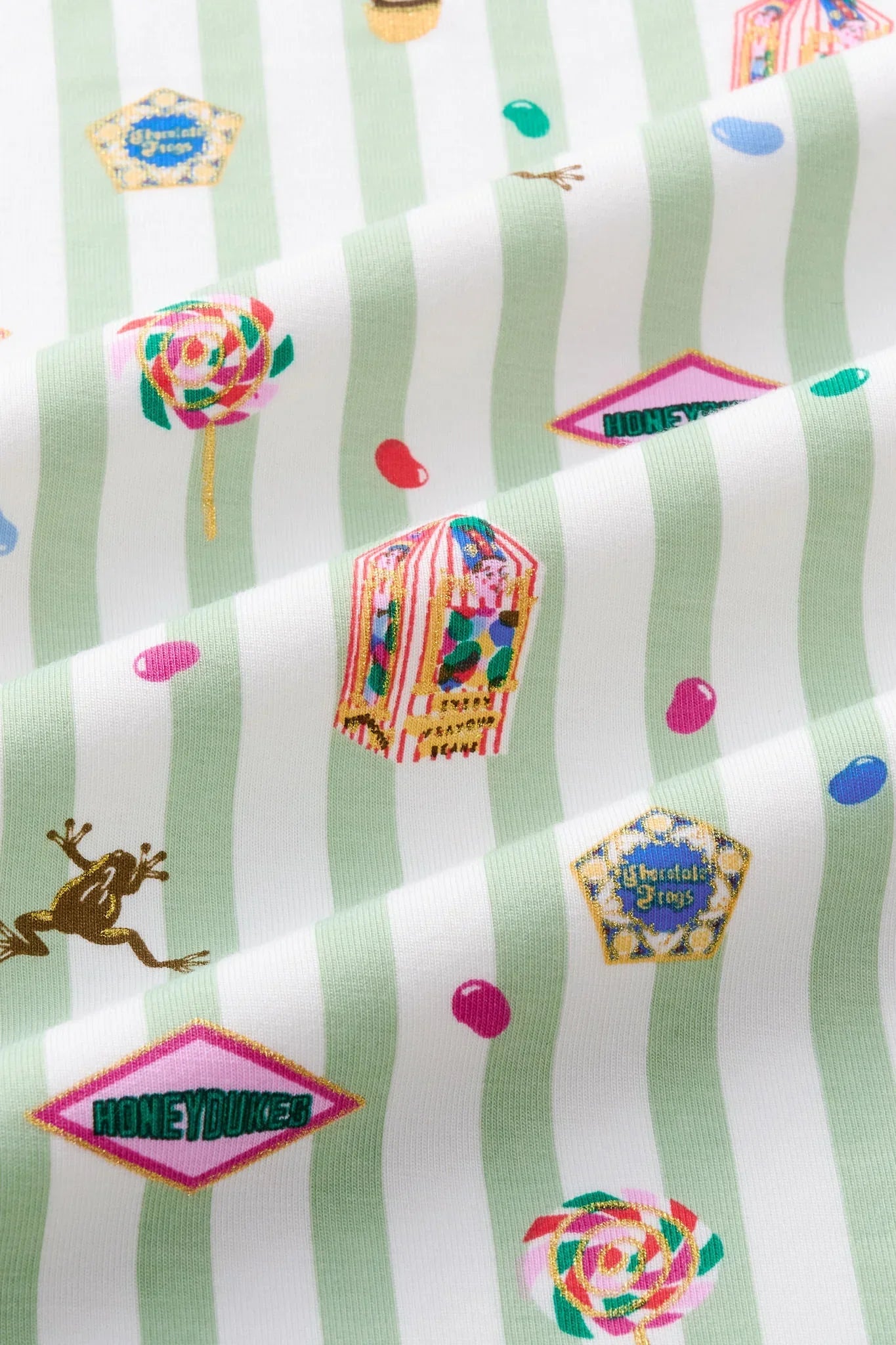 Women's Relaxed Fit V-Neck in Honeydukes
